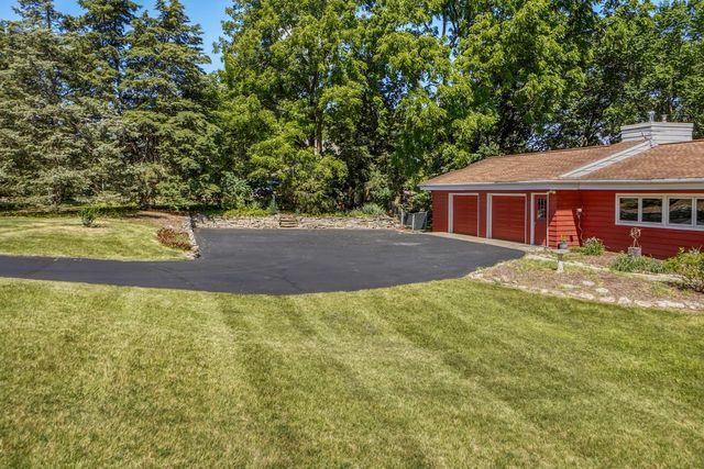 2117 Hillside DRIVE, Delafield, WI 53018