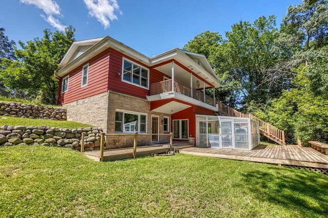 2117 Hillside DRIVE, Delafield, WI 53018