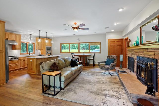 2117 Hillside DRIVE, Delafield, WI 53018