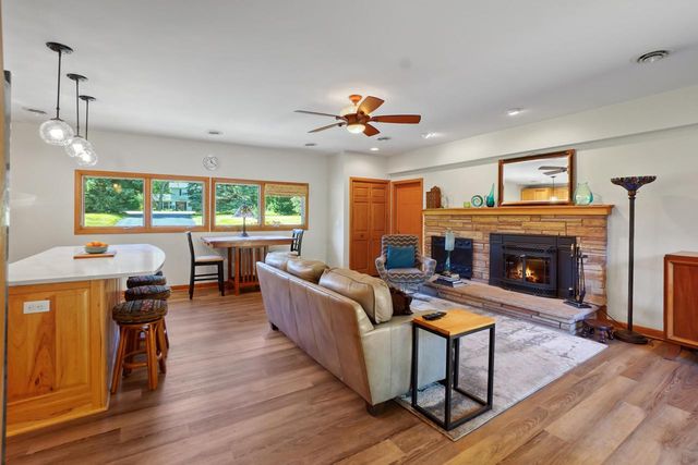 2117 Hillside DRIVE, Delafield, WI 53018