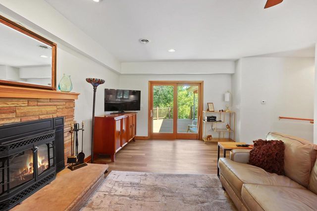 2117 Hillside DRIVE, Delafield, WI 53018