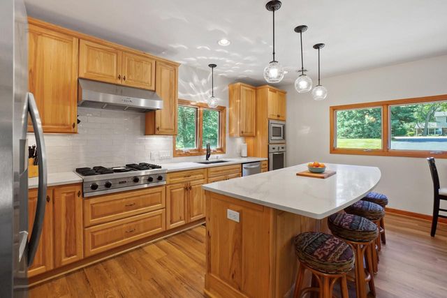 2117 Hillside DRIVE, Delafield, WI 53018