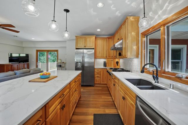 2117 Hillside DRIVE, Delafield, WI 53018