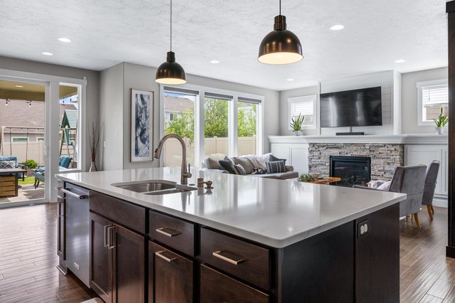 1527 S Morningside Heights Dr, Greenacres, WA 99016