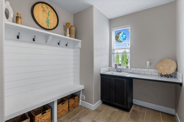 1527 S Morningside Heights Dr, Greenacres, WA 99016