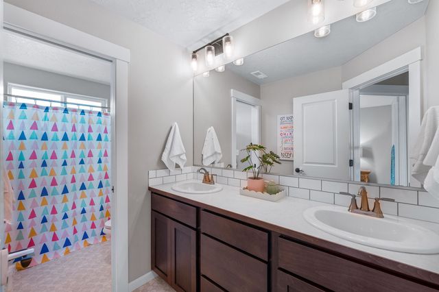 1527 S Morningside Heights Dr, Greenacres, WA 99016