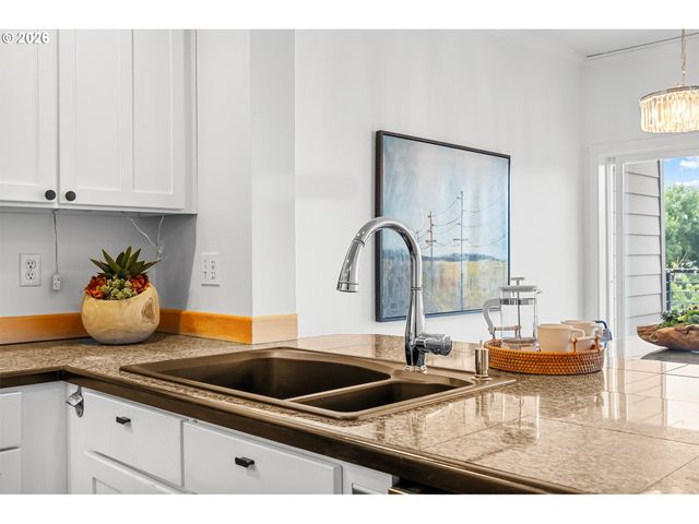 2241 Nw PETTYGROVE St 6, Portland, OR 97210
