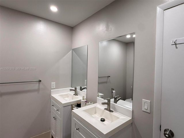 5421 NW 84th Ave, Lauderhill, FL 33351