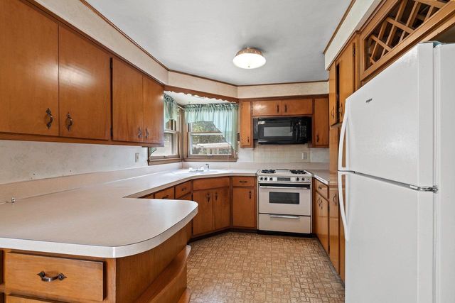 1833 BOND STREET, Green Bay, WI 54303