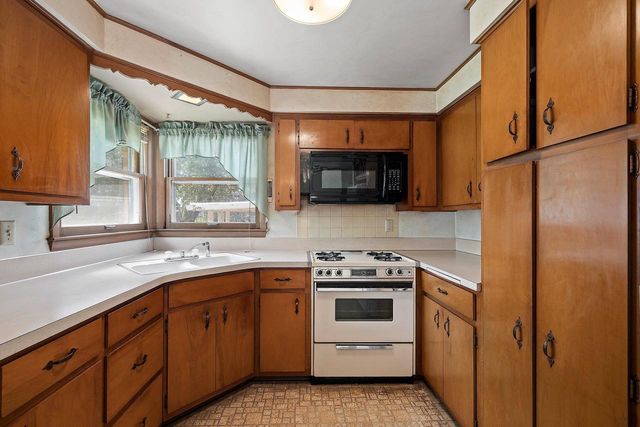 1833 BOND STREET, Green Bay, WI 54303