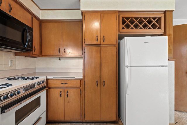 1833 BOND STREET, Green Bay, WI 54303