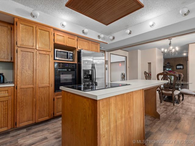 200 SE Quail Ridge Loop, Bartlesville, OK 74006