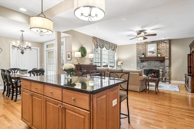 716 E Sunnyside Avenue, Libertyville, IL 60048