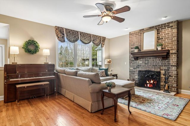716 E Sunnyside Avenue, Libertyville, IL 60048