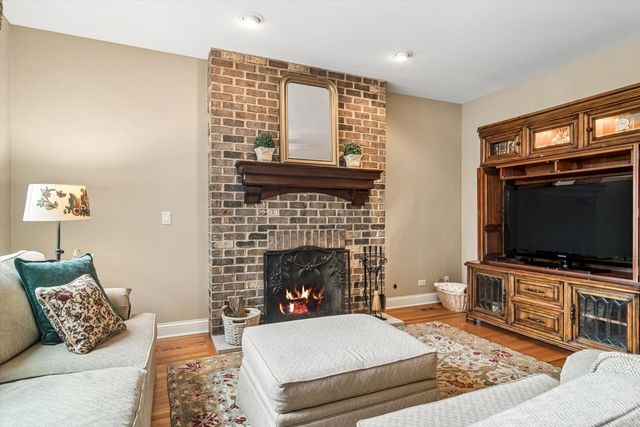 716 E Sunnyside Avenue, Libertyville, IL 60048
