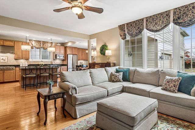 716 E Sunnyside Avenue, Libertyville, IL 60048