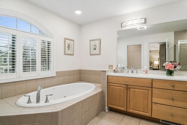 716 E Sunnyside Avenue, Libertyville, IL 60048
