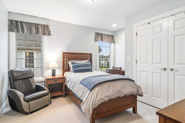 716 E Sunnyside Avenue, Libertyville, IL 60048