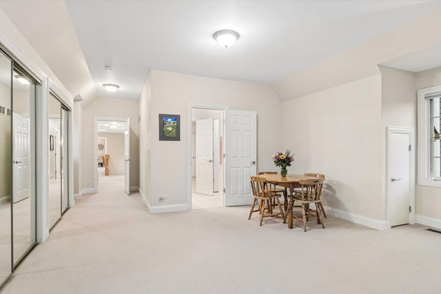 716 E Sunnyside Avenue, Libertyville, IL 60048
