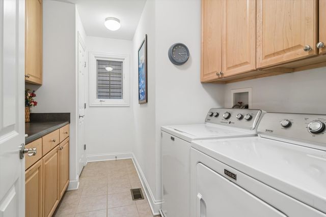 716 E Sunnyside Avenue, Libertyville, IL 60048