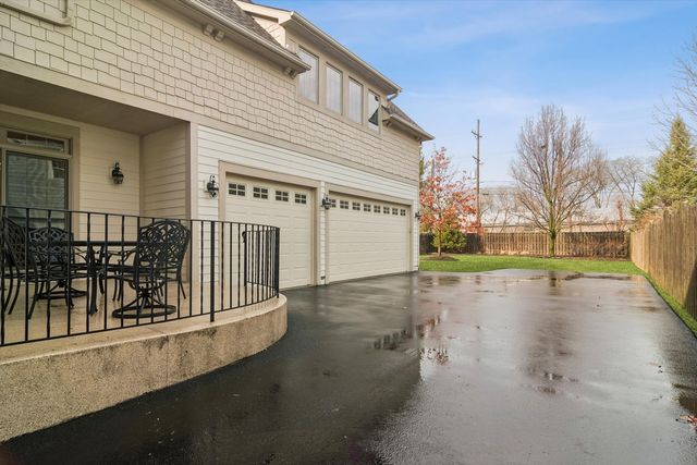 716 E Sunnyside Avenue, Libertyville, IL 60048