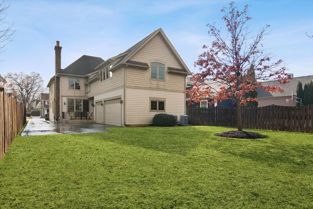 716 E Sunnyside Avenue, Libertyville, IL 60048
