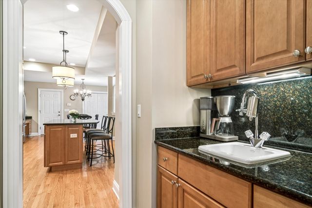 716 E Sunnyside Avenue, Libertyville, IL 60048