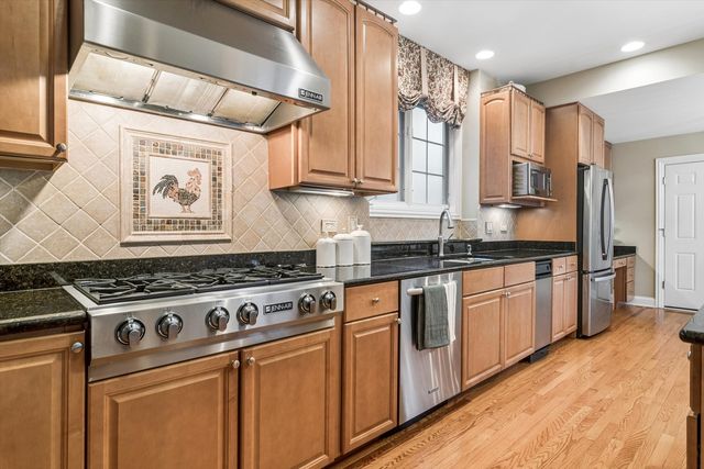 716 E Sunnyside Avenue, Libertyville, IL 60048