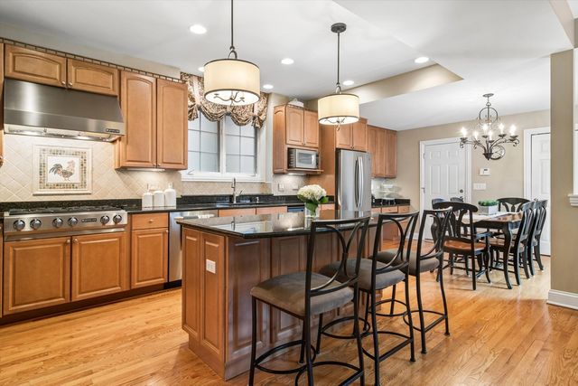 716 E Sunnyside Avenue, Libertyville, IL 60048