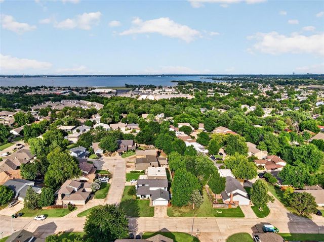 9116 Lansbrook Lane, Oklahoma City, OK 73132