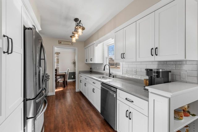 3560 S Loretta LANE, New Berlin, WI 53151