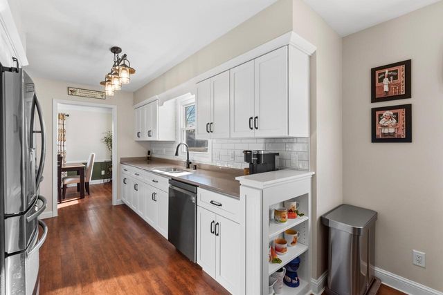 3560 S Loretta LANE, New Berlin, WI 53151