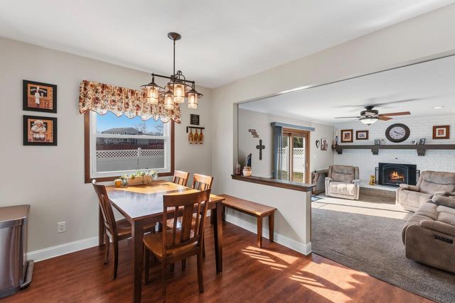 3560 S Loretta LANE, New Berlin, WI 53151