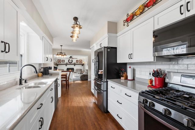 3560 S Loretta LANE, New Berlin, WI 53151