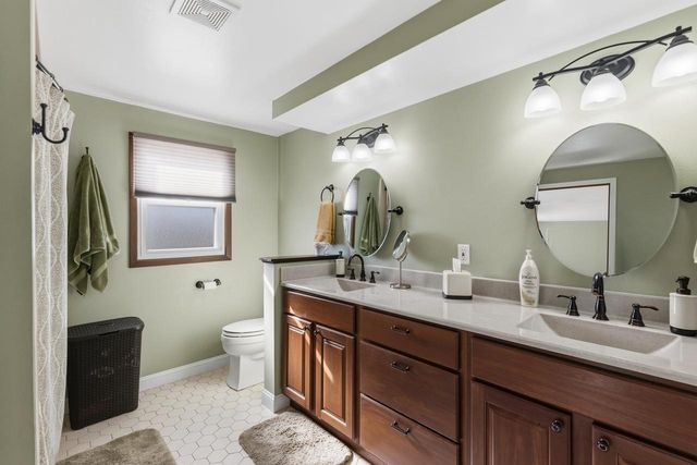 3560 S Loretta LANE, New Berlin, WI 53151