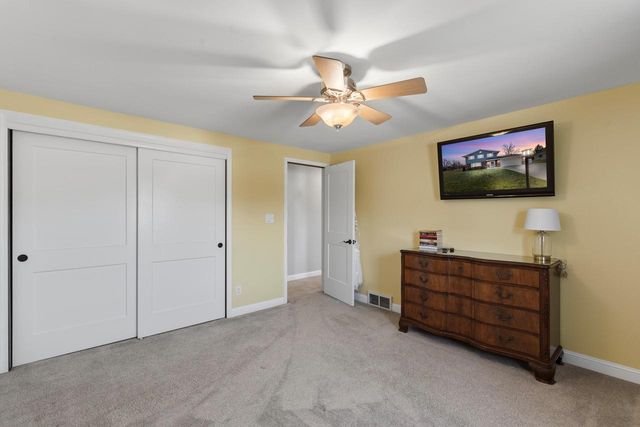 3560 S Loretta LANE, New Berlin, WI 53151