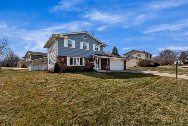 3560 S Loretta LANE, New Berlin, WI 53151