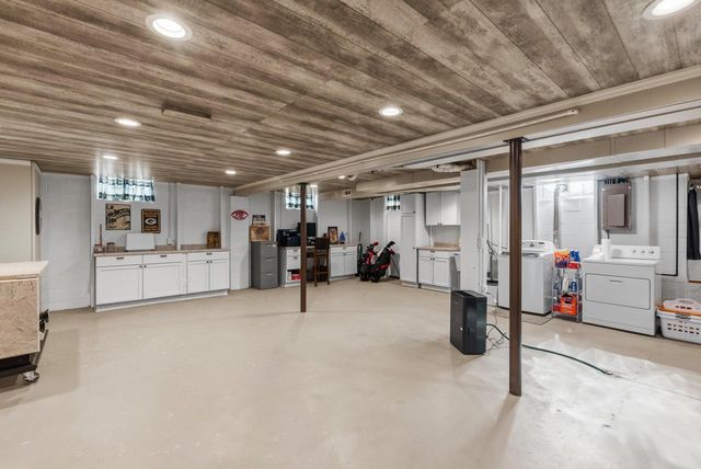 3560 S Loretta LANE, New Berlin, WI 53151