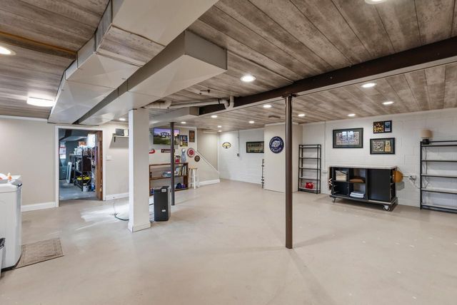 3560 S Loretta LANE, New Berlin, WI 53151