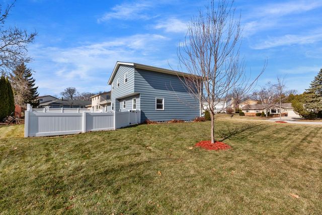 3560 S Loretta LANE, New Berlin, WI 53151