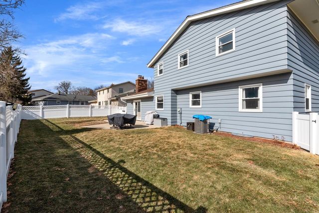 3560 S Loretta LANE, New Berlin, WI 53151