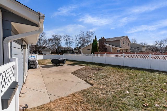 3560 S Loretta LANE, New Berlin, WI 53151