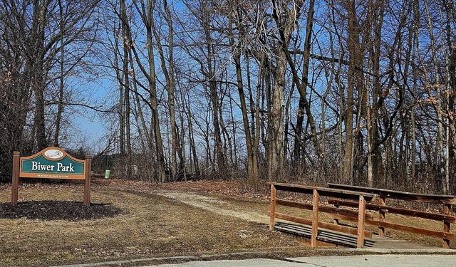 3560 S Loretta LANE, New Berlin, WI 53151