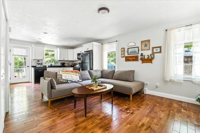 21 Crest Ave, Plymouth, MA 02360