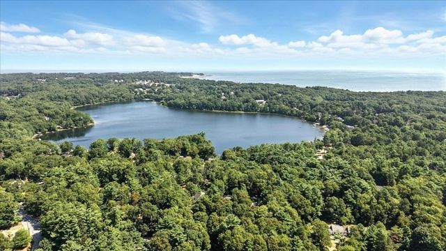 21 Crest Ave, Plymouth, MA 02360