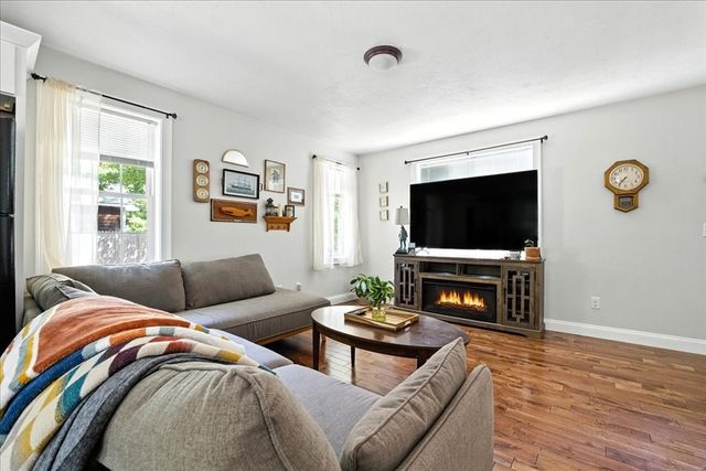 21 Crest Ave, Plymouth, MA 02360