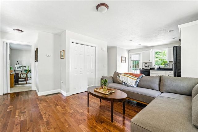 21 Crest Ave, Plymouth, MA 02360
