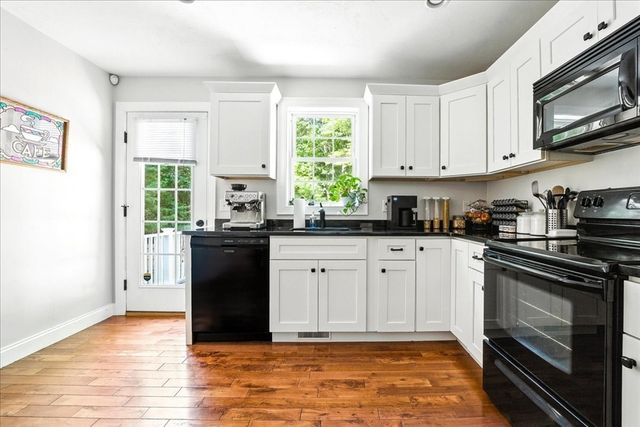 21 Crest Ave, Plymouth, MA 02360