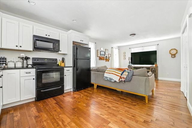 21 Crest Ave, Plymouth, MA 02360