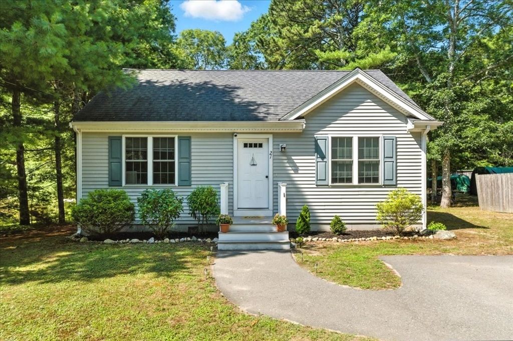 21 Crest Ave, Plymouth, MA 02360